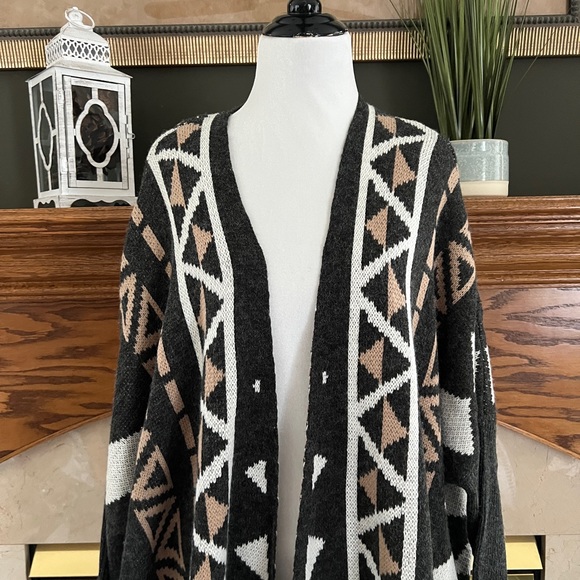 Charlotte Russe Women’s Oversized Aztec Print Fringe Cardigan Sweater M/L NWOT‎ - Picture 2 of 12